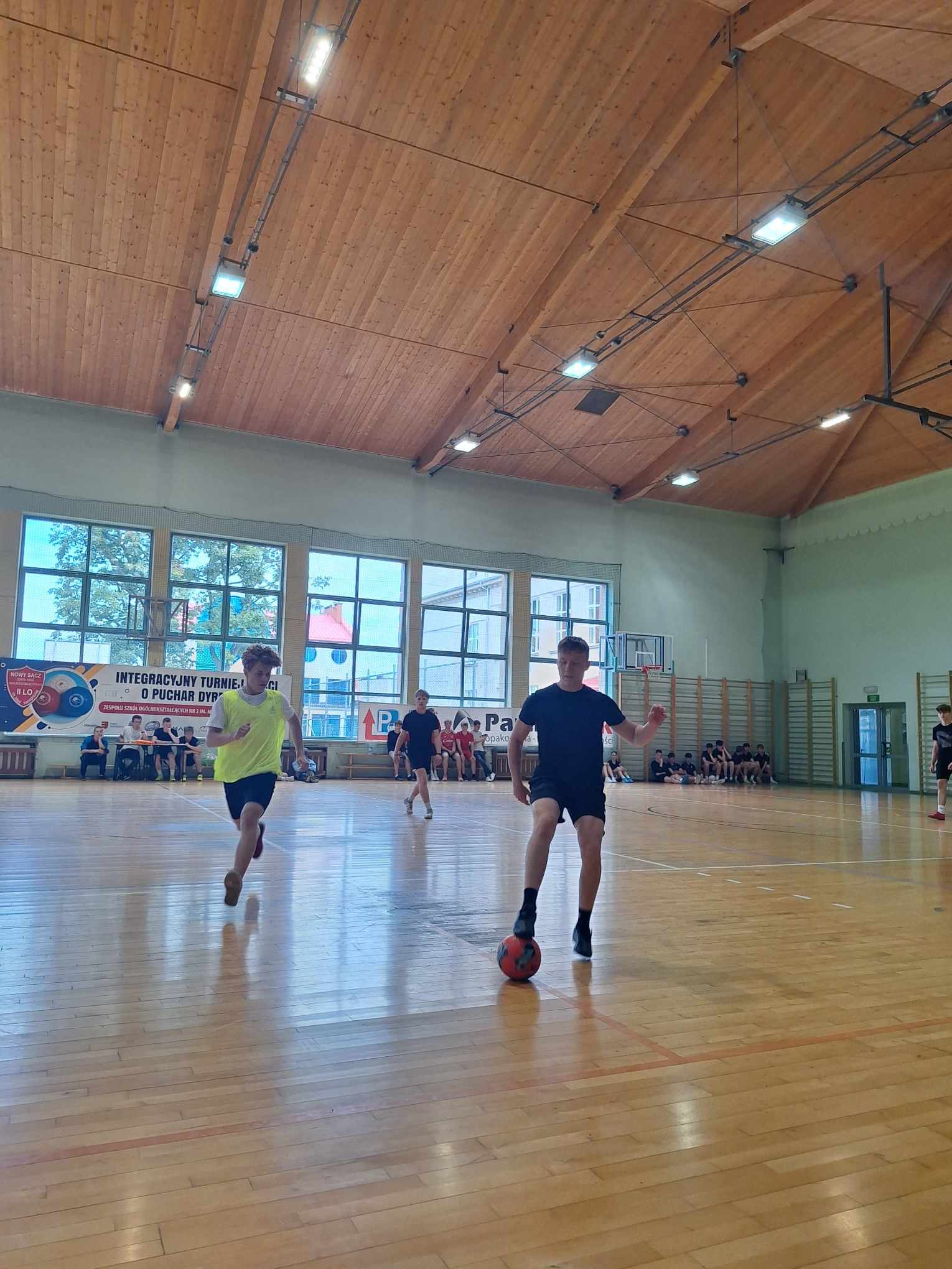 Zdjęcie Halowa 06-2024 (18)1d678aa6-e03e-4b5d-bfe9-6b6ebdb8debf.jpg w galerii II Turniej Piłki Nożnej Halowej o Puchar Przechodni II LO